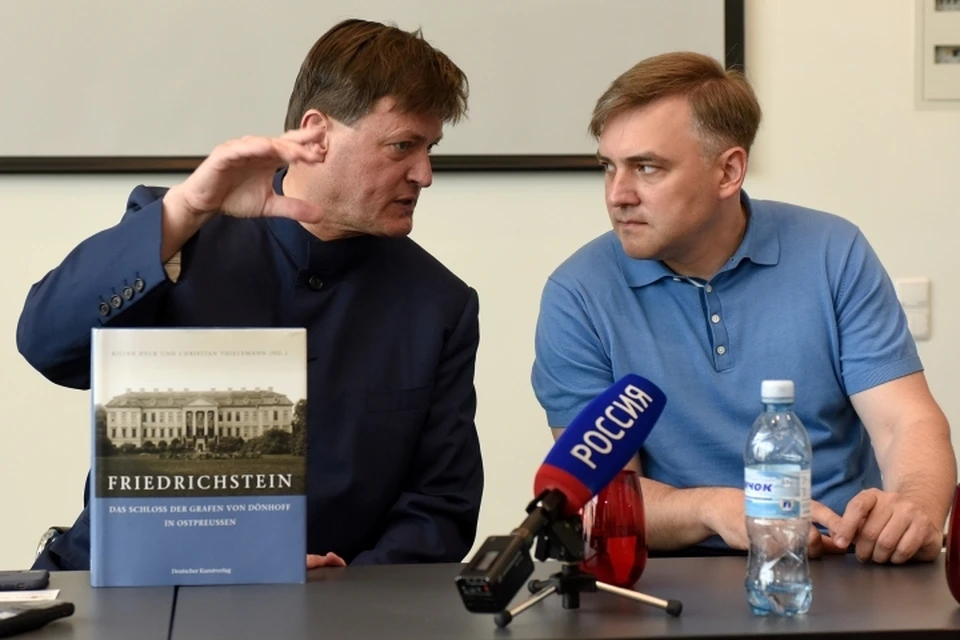 Кристиан Тилеманн (слева) разыскивает старые фотографии замка Фридрихштайн.