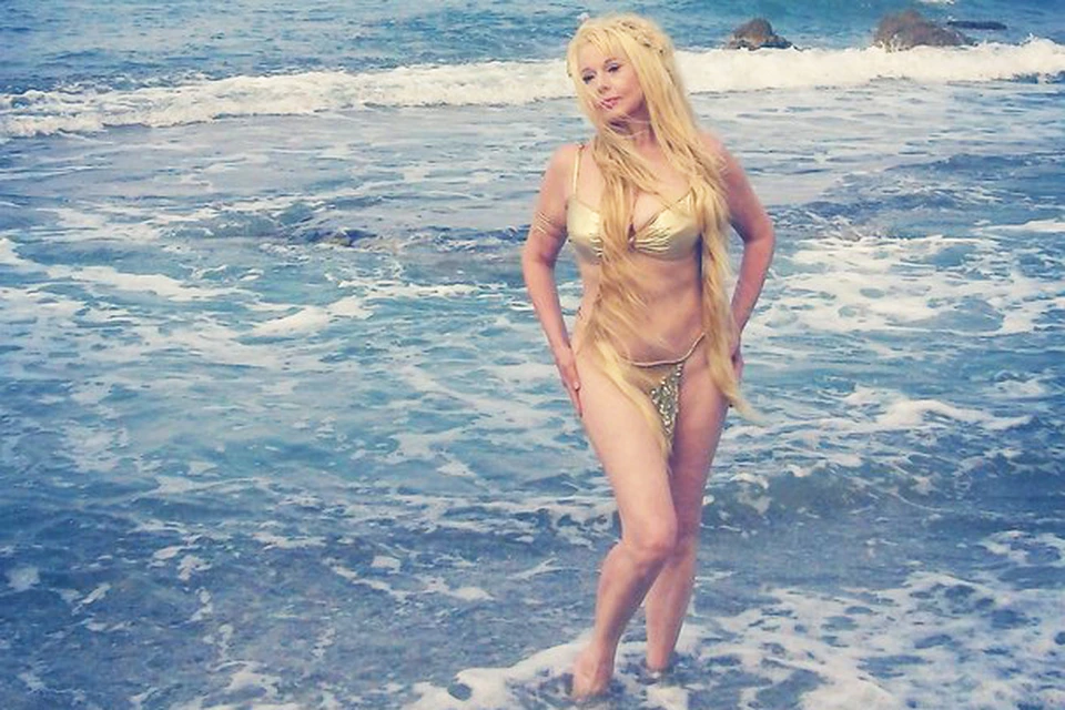 60-летняя Елена Кондулайнен снялась топлесс на пляже в Греции