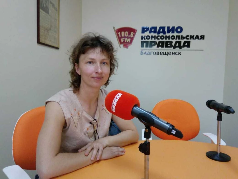 Ольга Дудукалова в студии радио «Комсомольская правда Благовещенск».
