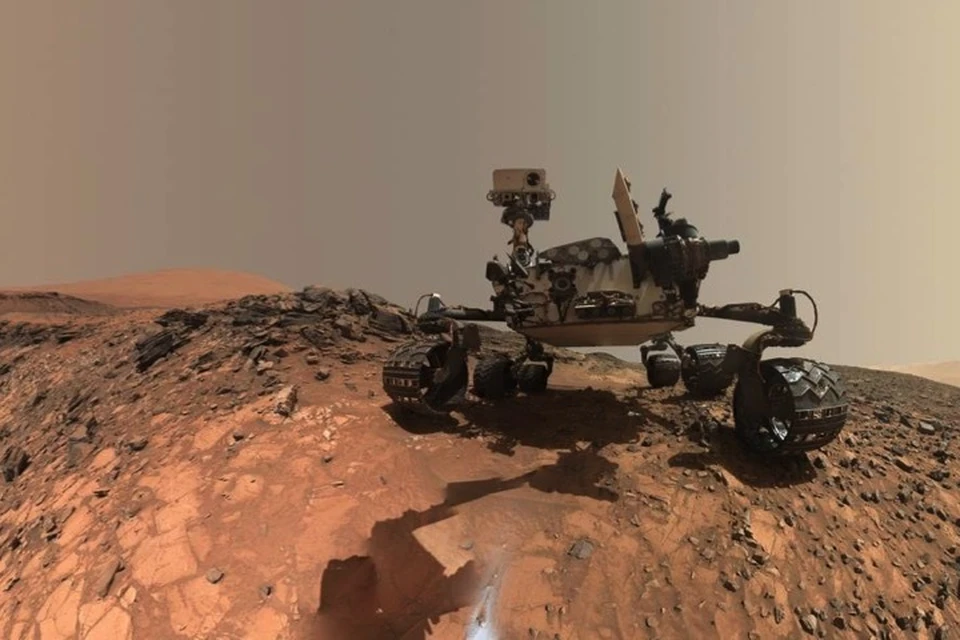 Марсоход "любопытство" - герой нашего времени: в НАСА регулярно "просят" его сделать селфи. Это - самое свежее.
