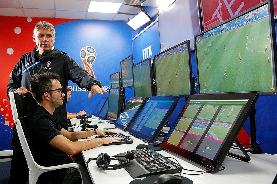 Журналистам показали открывшийся Международный вещательный центр чемпионата мира по футболу.