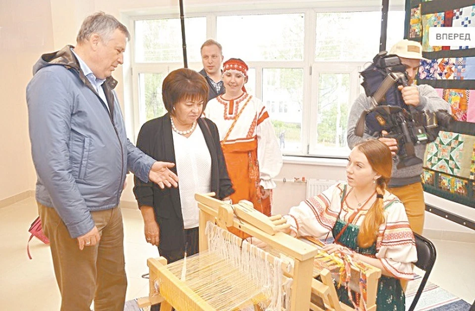 Класс по ткачеству в новом центре.