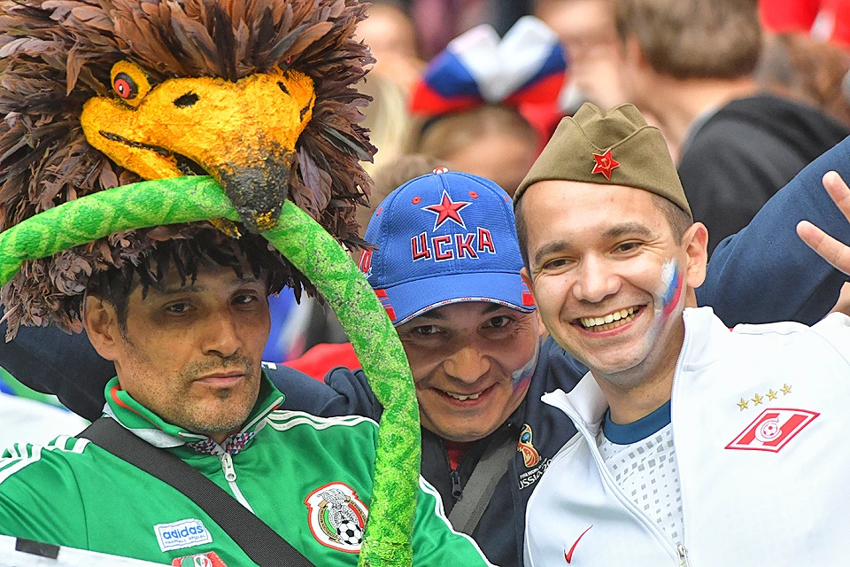 Российские болельщики фотографируются с гостем из Мексики на трибунах "Лужников".