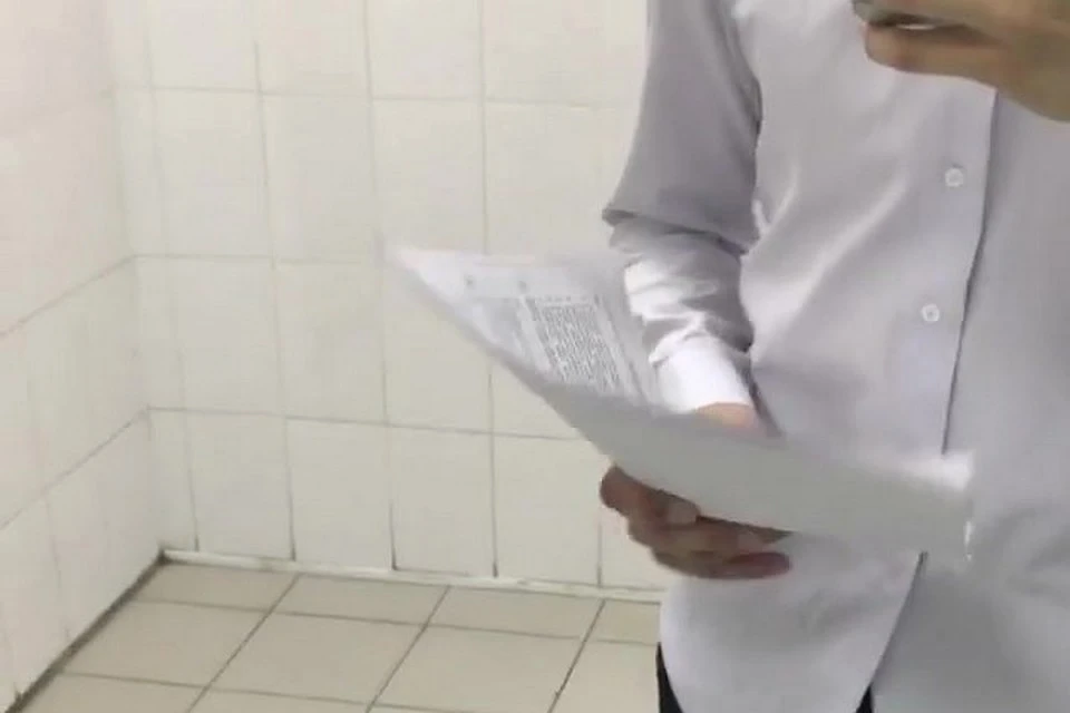 «Напишу на соточку!» - пообещал парень на видео, снятом в туалете якобы во время экзамена. Фото и видео: https://www.instagram.com/yan_va/.