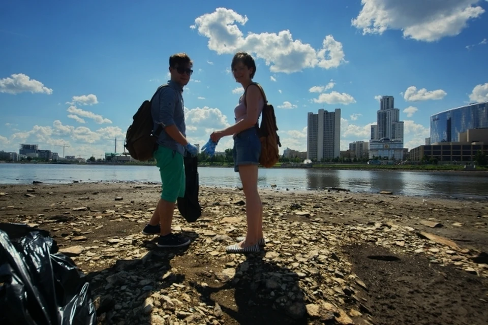 Екатеринбург. Волонтеры собирают мусор с берегов городского пруда
