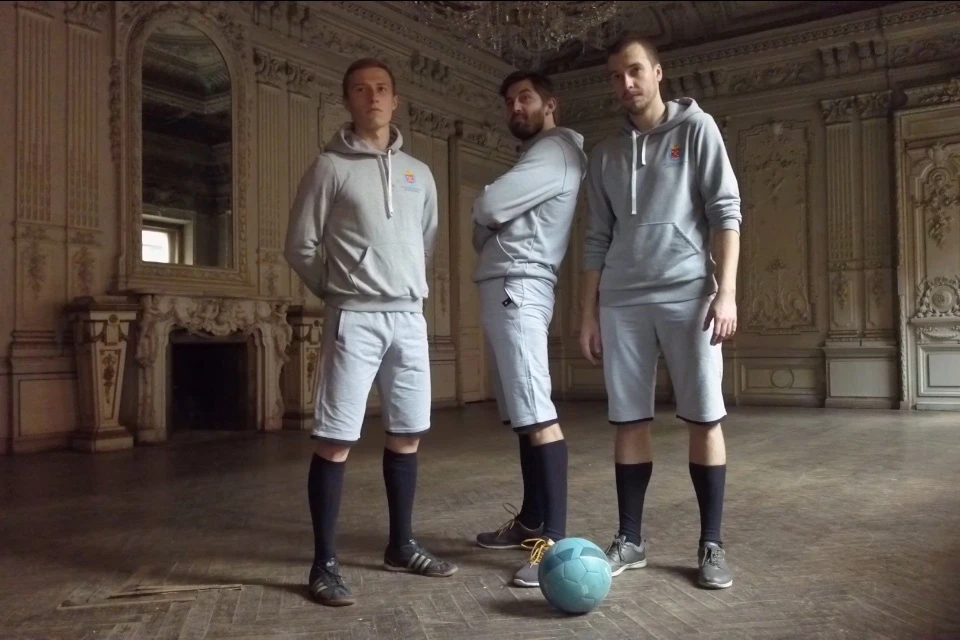 Команда КГИОП сыграла в футбол в старинных зданиях Петербурга. Фото: скриншот видео.