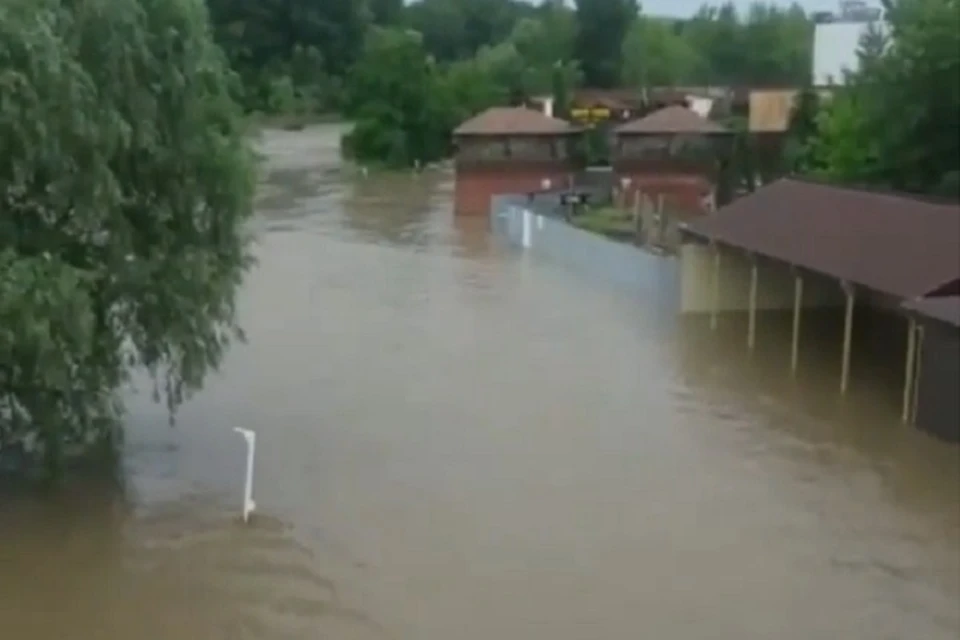 Уровень воды сегодня в реке кубань краснодар. Наводнение в Невинномысске. Славянск на Кубани наводнение. Наводнение реки Кубань. Потоп в Невинномысске.
