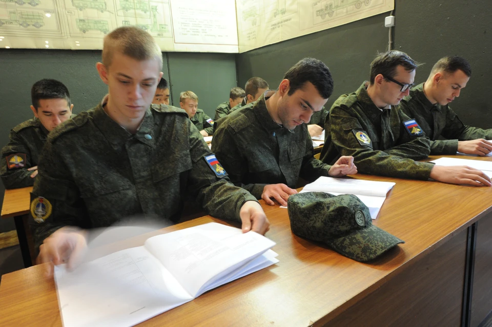 Cтуденты во время военных сборов на загородной базе МВТУ имени Н.Э. Баумана.