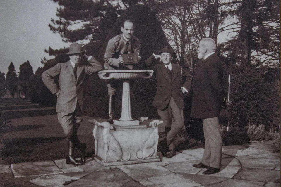 Михаил Александрович (в центре) и Николай Жонсон (слева) в Великобритании в 1913 году. Фото с выставки "Пермский пленник"