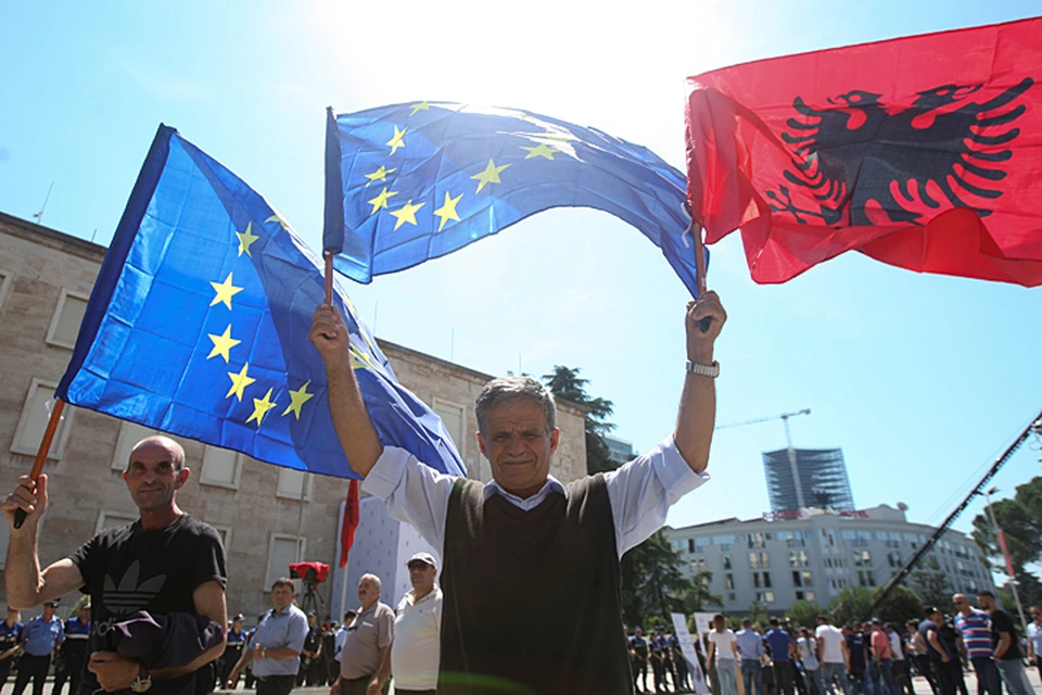 Сейчас на Балканах заложена новая мина замедленного, но страшного действия - «Великая Албания». Объединение всех территорий, на которых проживают албанцы