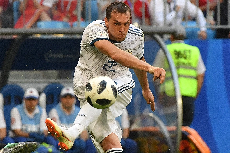 Артем Дзюба атакует ворота уругвайцев.