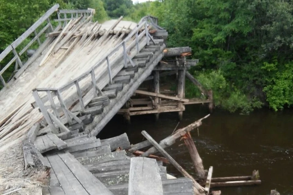 Местные жители ездили по мосту, несмотря на запрет. Фото: newsvl.ru
