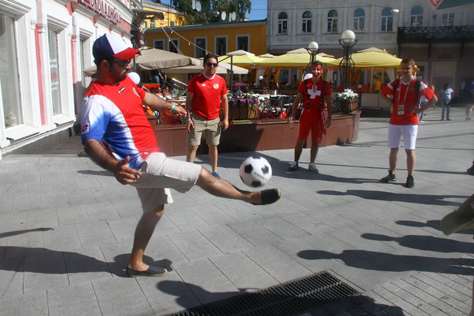 Болельщики Швейцарии и Коста-Рики сыграли в футбол на Большой Покровской