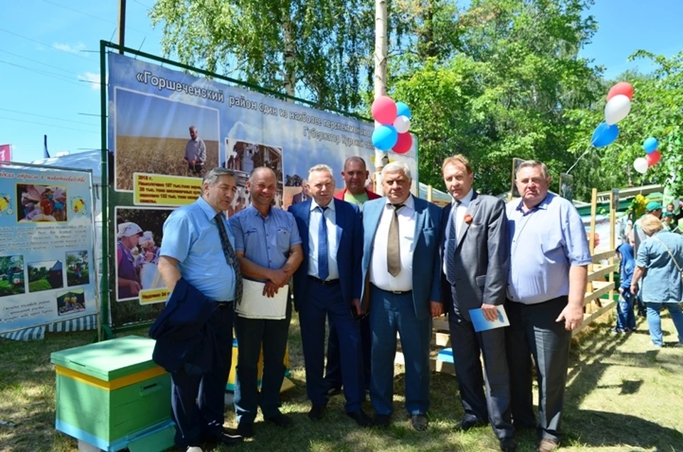 Экспозицию, представленную фермерами Горшеченского района, посетили руководители областной и районной власти
