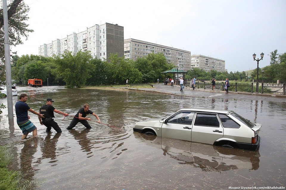 Сорок красноярских улиц «утонули» после первого серьезного ливня. Фото: Михаил ШУКЛИН.