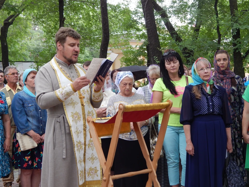 Последние два года молебен у памятника служит иерей Святослав Шевченко.