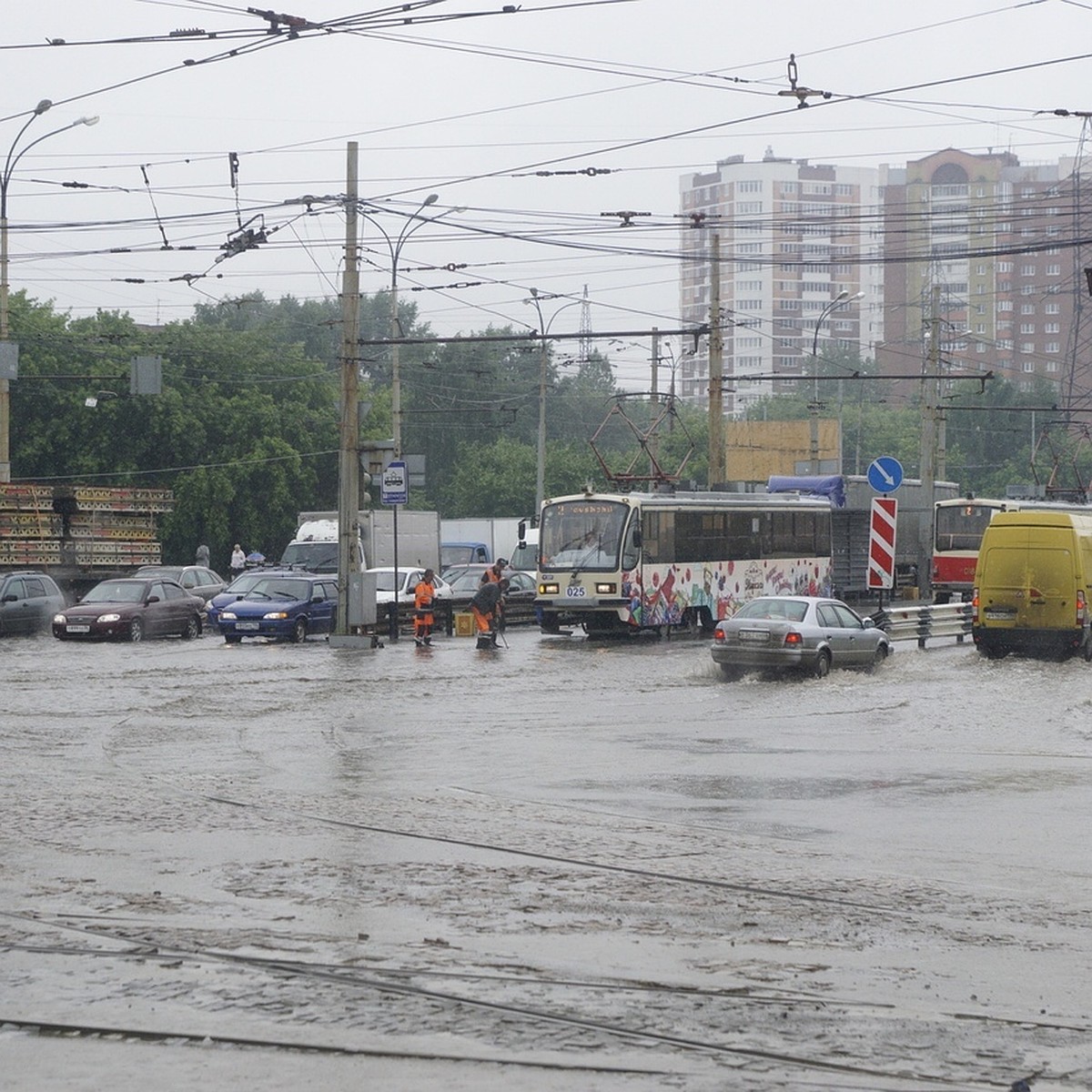 Из-за дождя в Екатеринбурге затопило Уралмаш - KP.RU