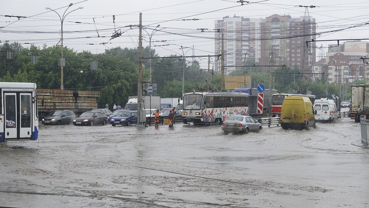 Из-за дождя в Екатеринбурге затопило Уралмаш - KP.RU