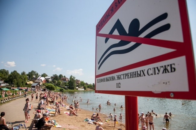 На официальных пляжах дежурят спасатели.