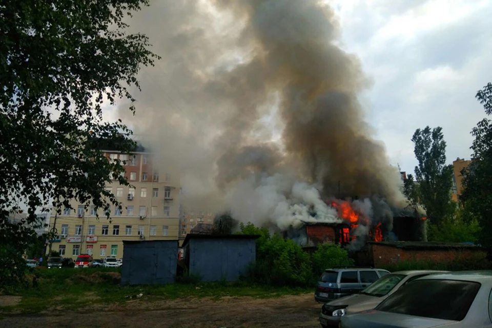 В Нижнем Новгороде горит деревянный дом