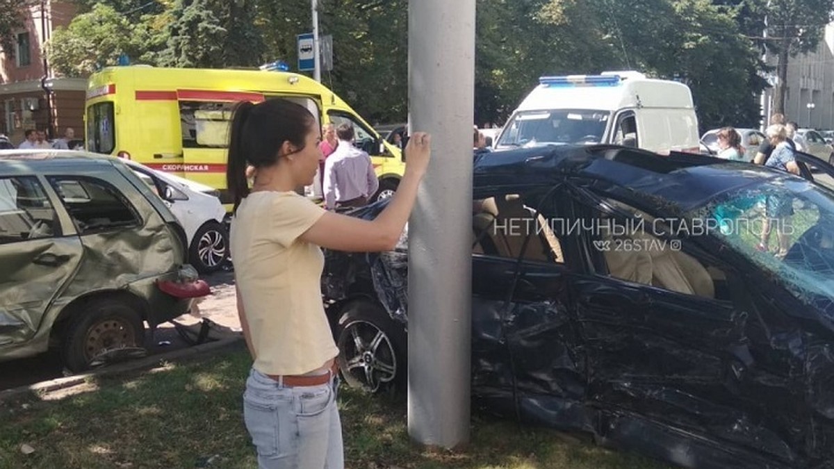 В центре Ставрополя произошла массовая авария с пятью автомобилями - KP.RU