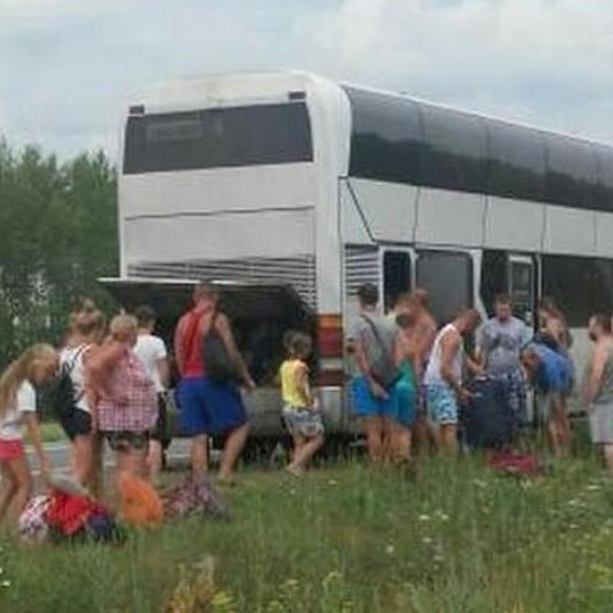 Шесть часов на жаре провели пермские туристы, чей автобус сломался  неподалеку от Ижевска - KP.RU