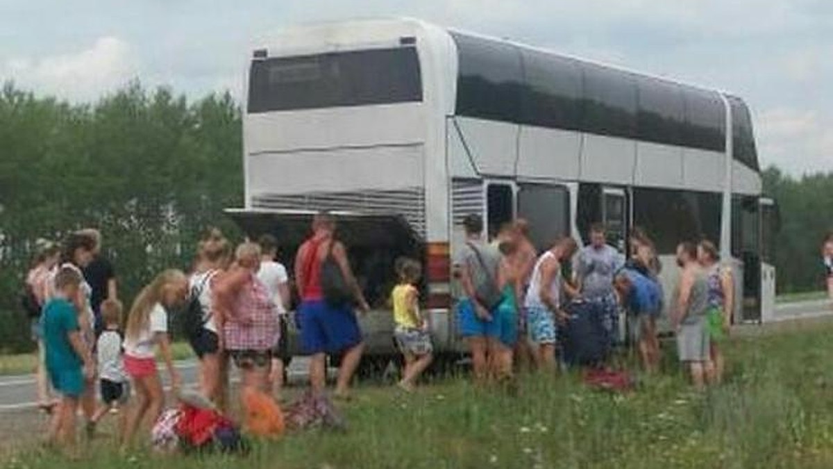 Шесть часов на жаре провели пермские туристы, чей автобус сломался  неподалеку от Ижевска - KP.RU