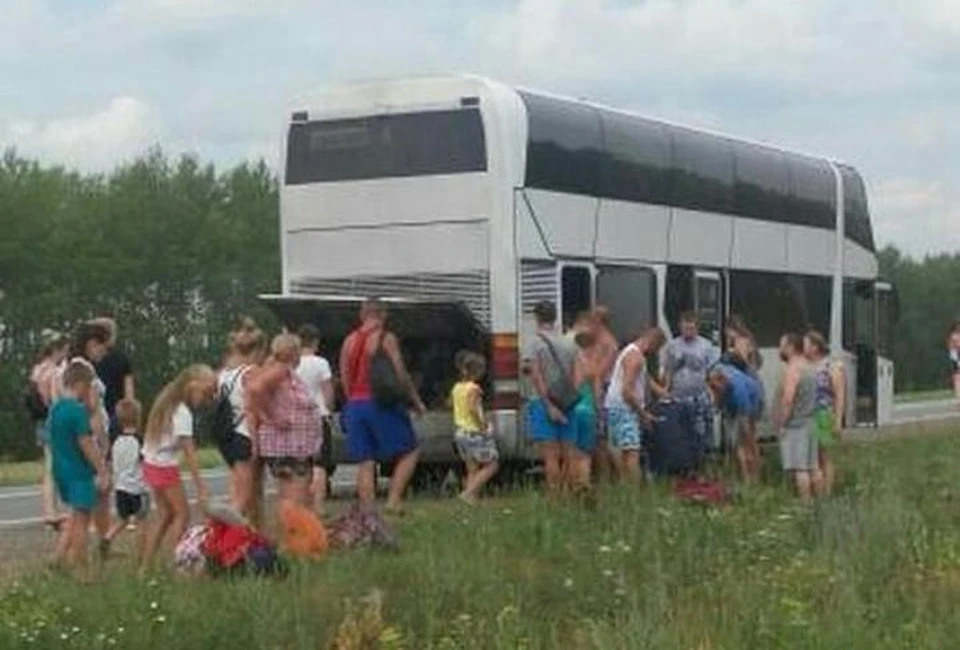 Автобус пермь соль. Сломанный автобус с туристами. Автобусы с туристами Россия. Сломанный Пермский автобус. Жара в автобусе.