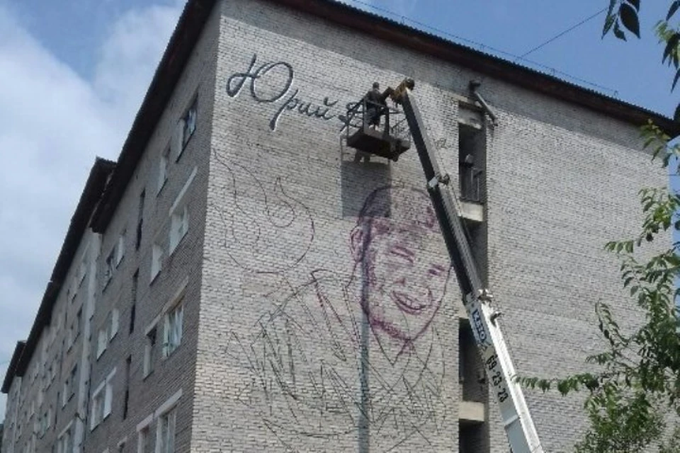 В Улан-Удэ на фасаде общежития нарисовали портрет Юрия Власко. ФОТО: Павел Сарин.