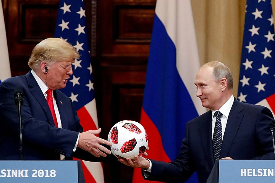 Владимир Путин презентовал президенту США официальный мяч прошедшего в России чемпионата мира по футболу.