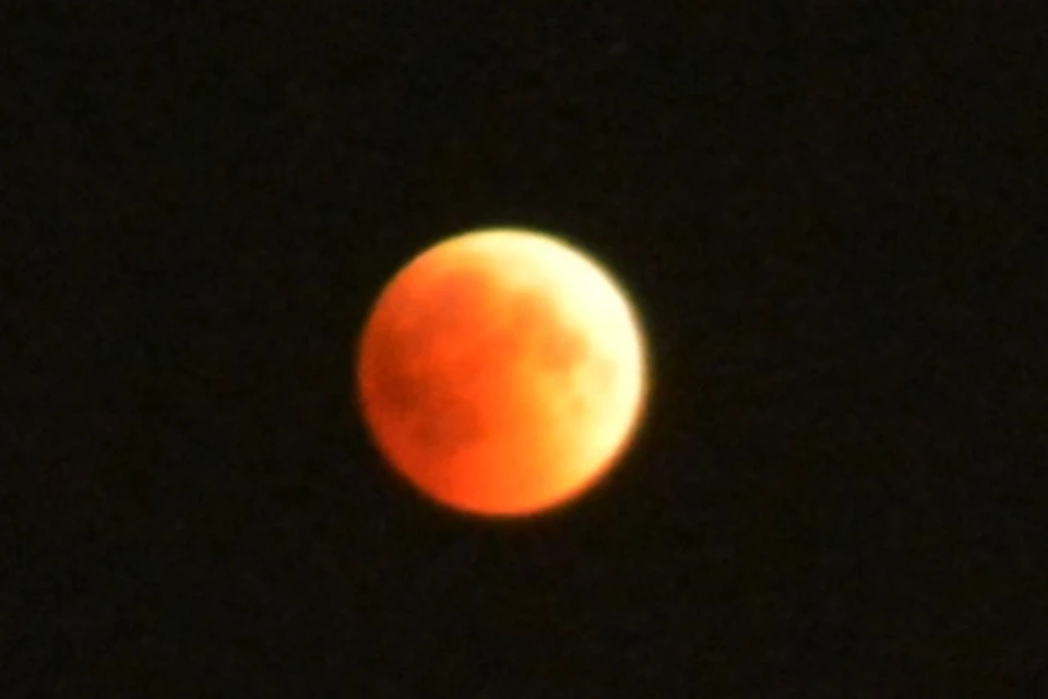 Вот такая она - кровавая луна из окна в Волгограде.