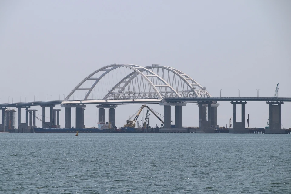 Машины ездят по мосту с 16 мая.