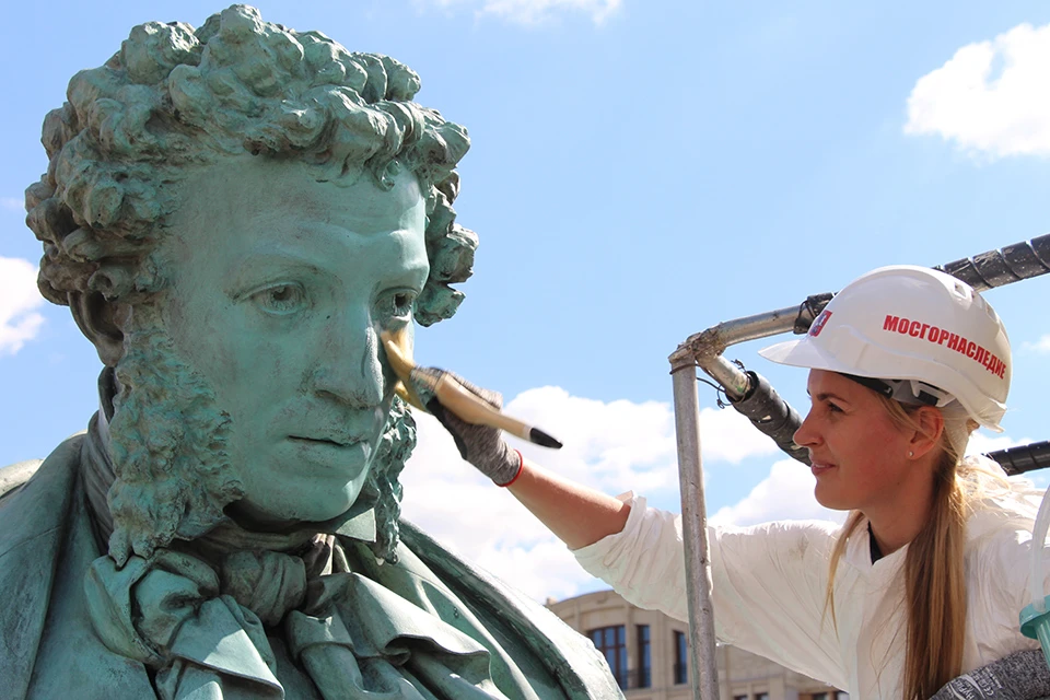 В Москве почистили памятник Александру Сергеевичу Пушкину.