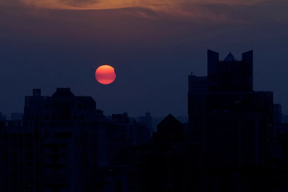 Фото солнечного затмения 11 августа 2018 года, сделанное в Шанхае