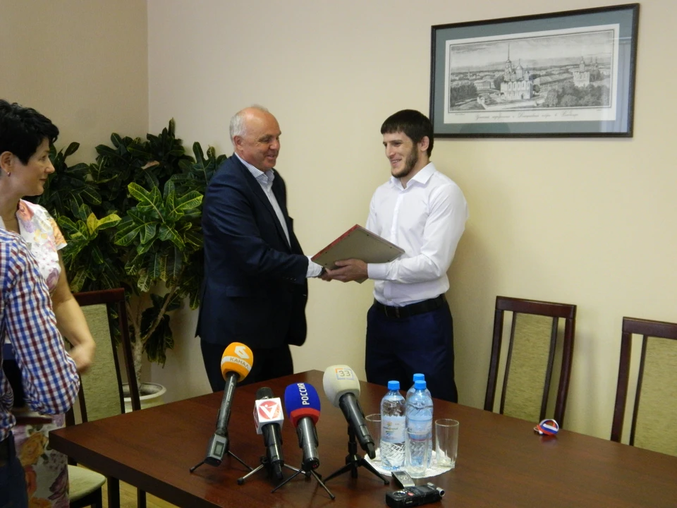 Андрей Шохин наградил Абуязида Манцигова