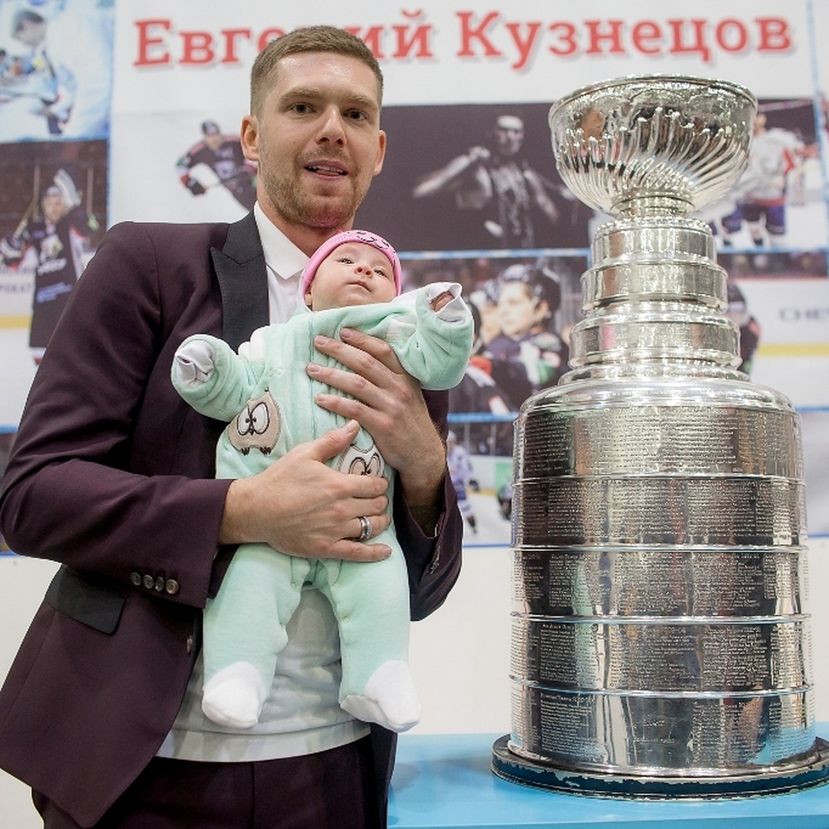 Евгений Кузнецов привез Кубок Стэнли домой к маме и поел из него пельмени -  KP.RU