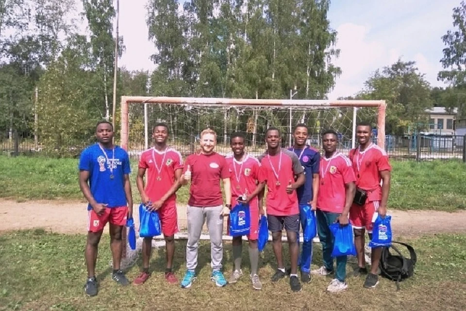 Участие в турнире решили принять молодые люди из Конго, которые учатся в Новосибирском высшем военном командном училище.