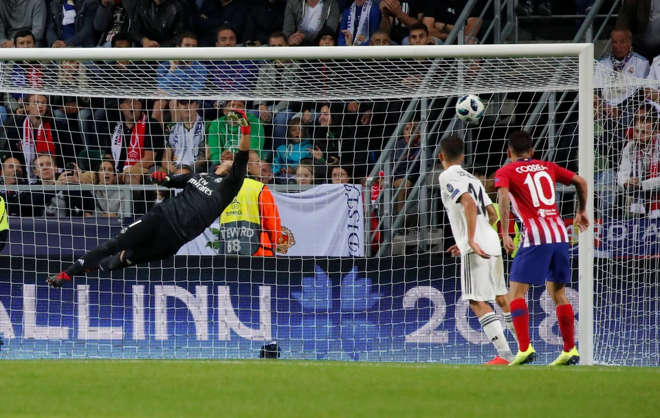 Мадридский "Атлетико" одолел "Реал" в матче за Суперкубок УЕФА.