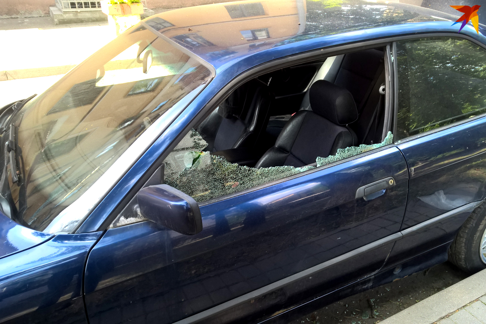 Разбитая машина во дворе. Разбитие бокового стекла. Разбитое боковое стекло. Разбили стекло в машине. Разбитое боковое стекло машины.