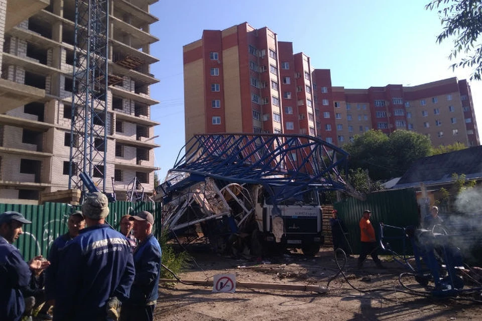 В Ярославле на стройке рухнул башенный кран. Фото: группа "Жесть Ярославль" в сети "Вконтакте".