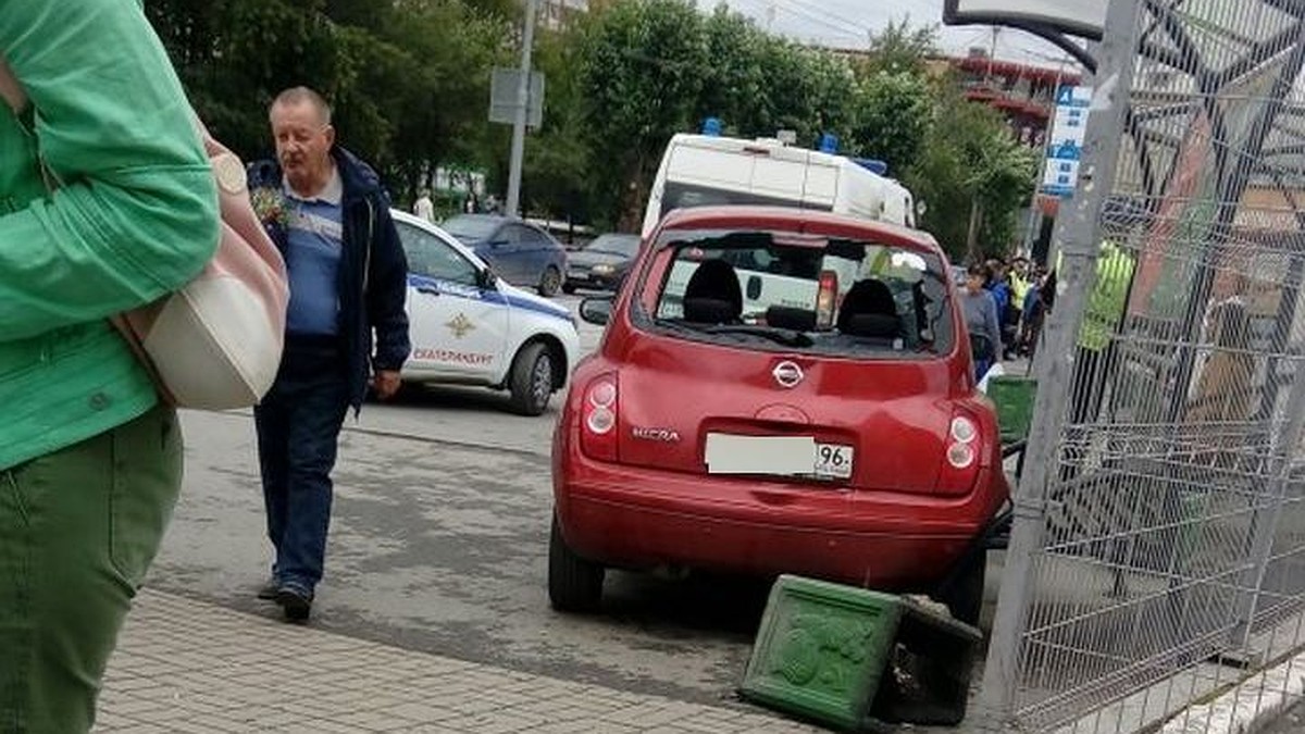 Людей раскидало в разные стороны: в Екатеринбурге иномарка сбила на  остановке трех человек - KP.RU