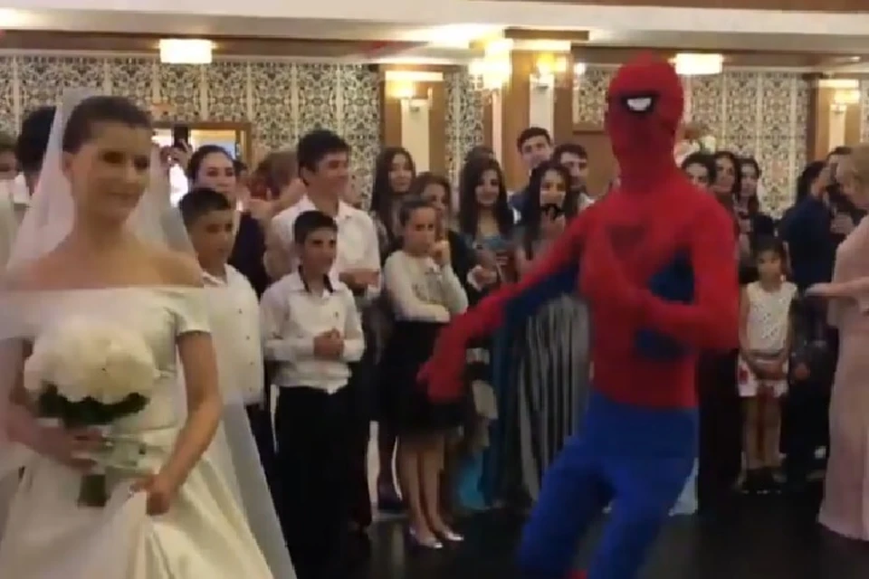Человек-паук станцевал лезгинку на свадьбе в Дагестане