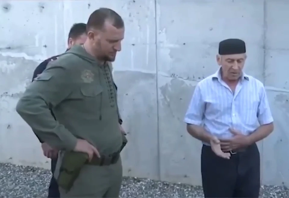 Отец проклинает сына за организацию теракта в Шалинском районе Чечни. Фото: кадр видео