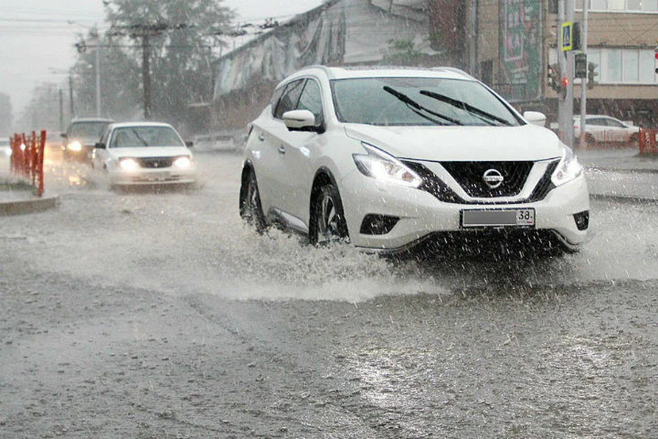 В Иркутске ливень: затопило улицы и дворы, машинам не проехать.