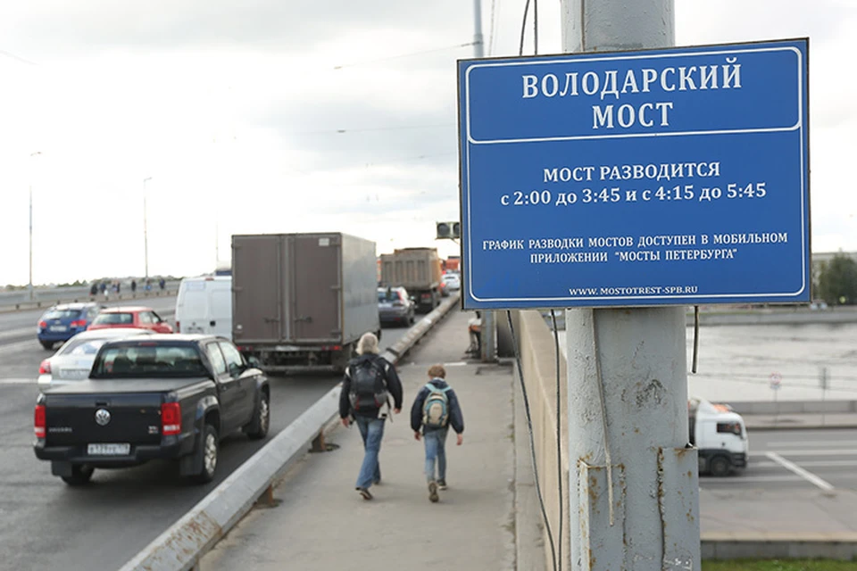 Володарский мост самопроизвольно начал разводиться не по графику вечером 25 августа.