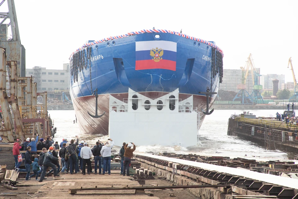 Церемония спуска на воду корпуса атомного ледокола `Сибирь` на Балтийском заводе.