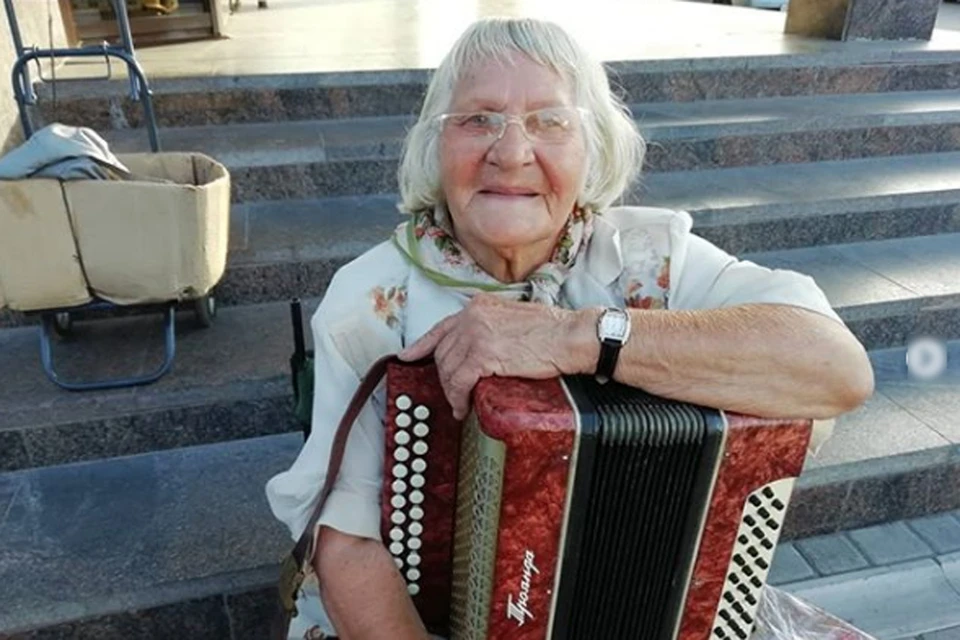 Барнаульцы подарили гармонь 90-летней бабуле, играющей на улице. Фото Ивана Фомина.