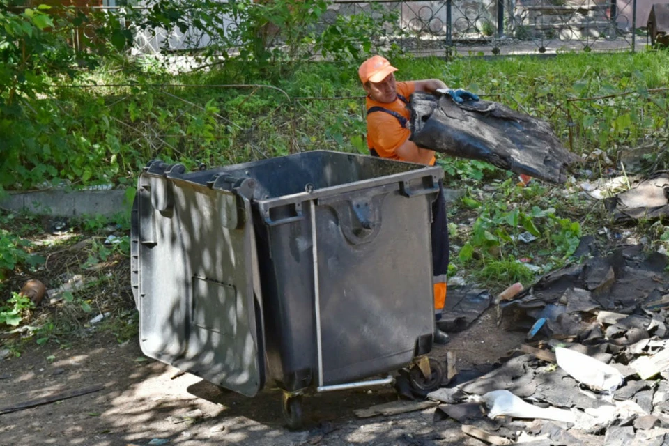 Убирать мусор, наваленный на земле у контейнерной площадки, должна управляющая компания. Фото: admkirov.ru