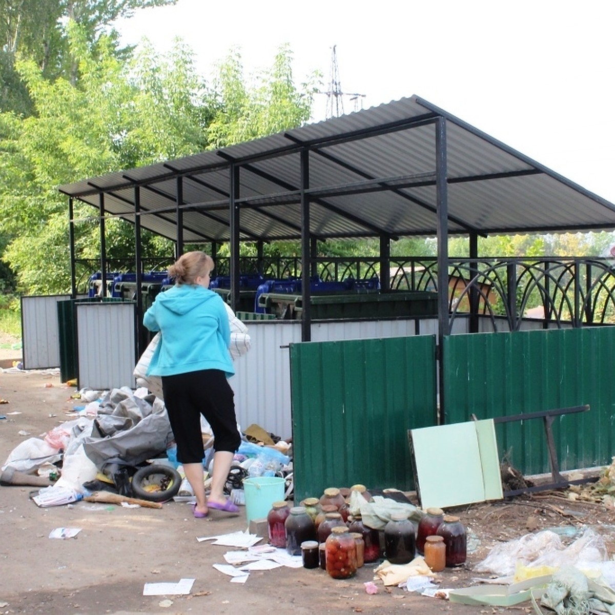 Ярославцы жалуются на переполненные мусорные баки и заваленные отходами  контейнерные площадки - KP.RU