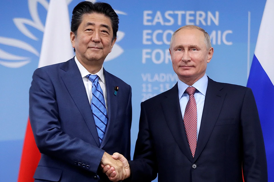 Синдзо Абэ и Владимир Путин перед началом переговоров на площадке Восточного экономического форума.
